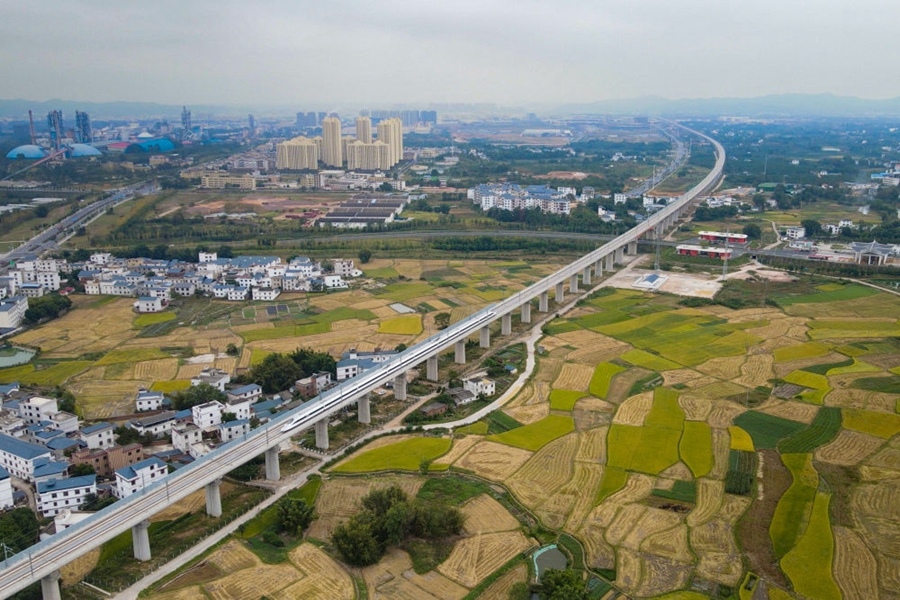 2021年10月14日，聯(lián)調(diào)聯(lián)試列車經(jīng)過贛深高鐵信豐特大橋（無人機照片）。2021年12月10日，連通贛南革命老區(qū)與深圳經(jīng)濟特區(qū)的贛深高鐵正式開通運營，江西與粵港澳大灣區(qū)間形成快速客運通道。