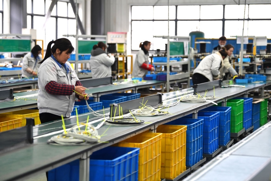 2022年2月16日，工作人員在安徽省滁州市汊河軌道交通裝備產(chǎn)業(yè)園的一家軌道交通裝備企業(yè)生產(chǎn)線上忙碌。安徽省滁州市來安縣汊河鎮(zhèn)地處皖蘇交界，緊鄰南京市江北新區(qū)。近年來，來安縣成為承接南京產(chǎn)業(yè)轉(zhuǎn)移的前沿陣地，汊河這個曾經(jīng)的傳統(tǒng)農(nóng)業(yè)小鎮(zhèn)緊抓機遇，開始深度融入長三角，參與產(chǎn)業(yè)協(xié)作分工。產(chǎn)業(yè)園吸引了越來越多長三角地區(qū)軌道交通企業(yè)入駐，形成了鐵路客車、城際軌道零部件研發(fā)、生產(chǎn)、銷售的產(chǎn)業(yè)集群。