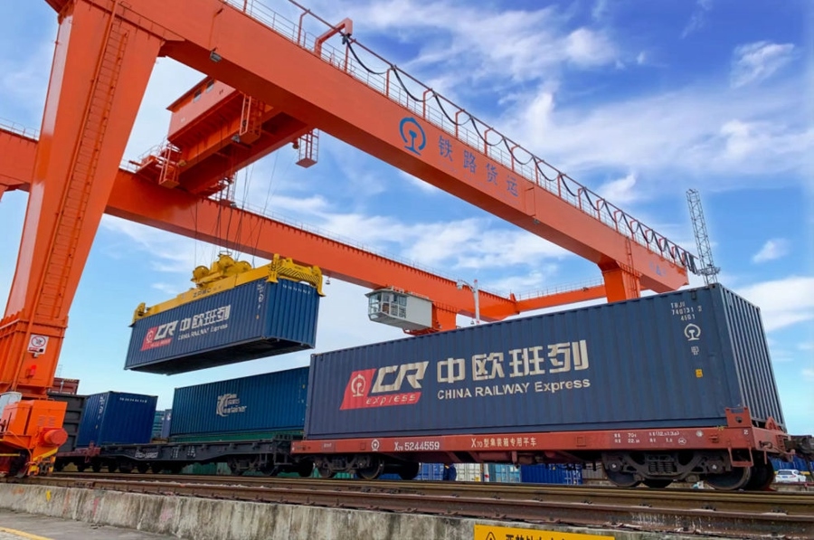 2022年4月29日，在鐵路合肥北站物流基地集裝箱作業(yè)區(qū)，龍門吊吊裝準備發(fā)運的中歐班列集裝箱。