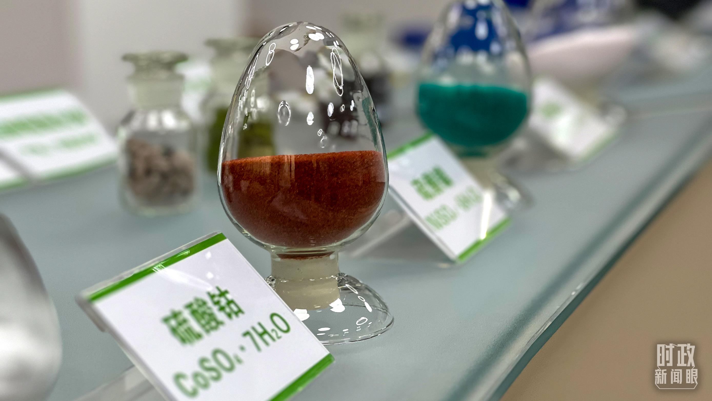 △巴斯夫杉杉電池材料有限公司的產(chǎn)品展示。（總臺央視記者李煒拍攝）