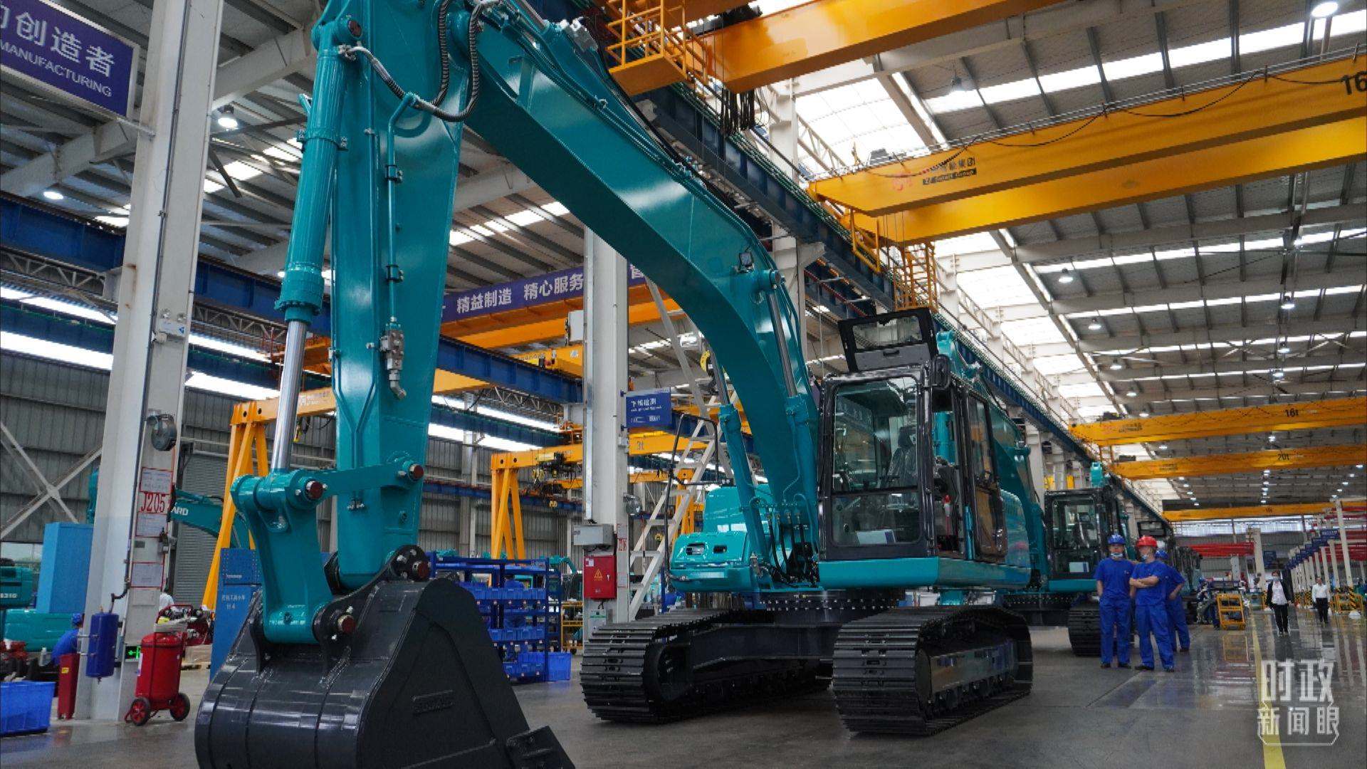 △這是山河智能大型挖掘機的組裝車間。2020年9月，習(xí)近平曾到此地考察。（總臺央視記者郭曉龍拍攝）