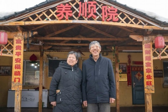 在伊春市友好區(qū)，伊春森工上甘嶺林業(yè)局有限責(zé)任公司溪水林場分公司退休職工劉養(yǎng)順（右）和老伴楊秋娥在自家農(nóng)家院中（3月13日攝）。新華社記者 謝劍飛 攝