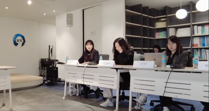 記者（左一）在交流活動上，以加強中日韓三國經(jīng)濟合作、增進三國民眾相互理解為主題發(fā)表演講。權(quán)小星攝