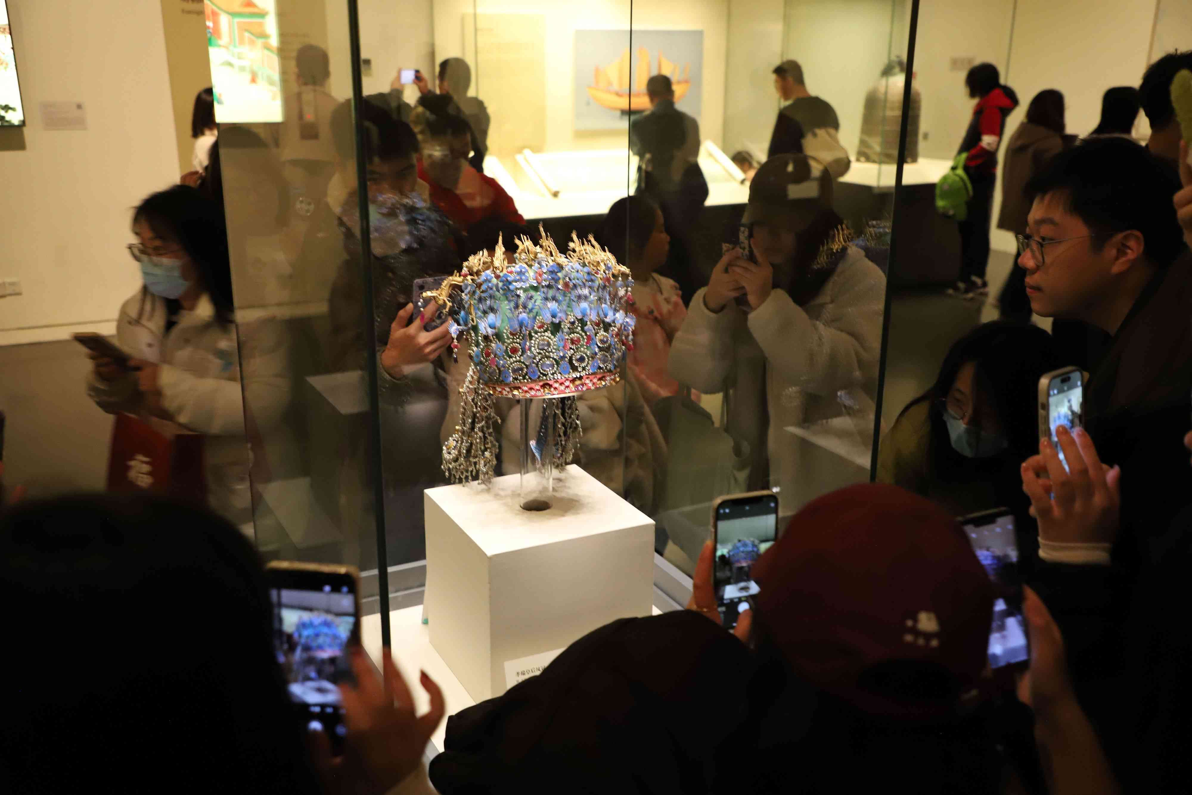 △ 2024年3月9日，北京，中國國家博物館，來自天南海北的游客在參觀藏品。