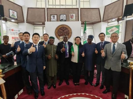 3月21日，與會嘉賓在首屆拉各斯論壇現(xiàn)場合影留念。（圖片由中國駐拉各斯總領事館提供）