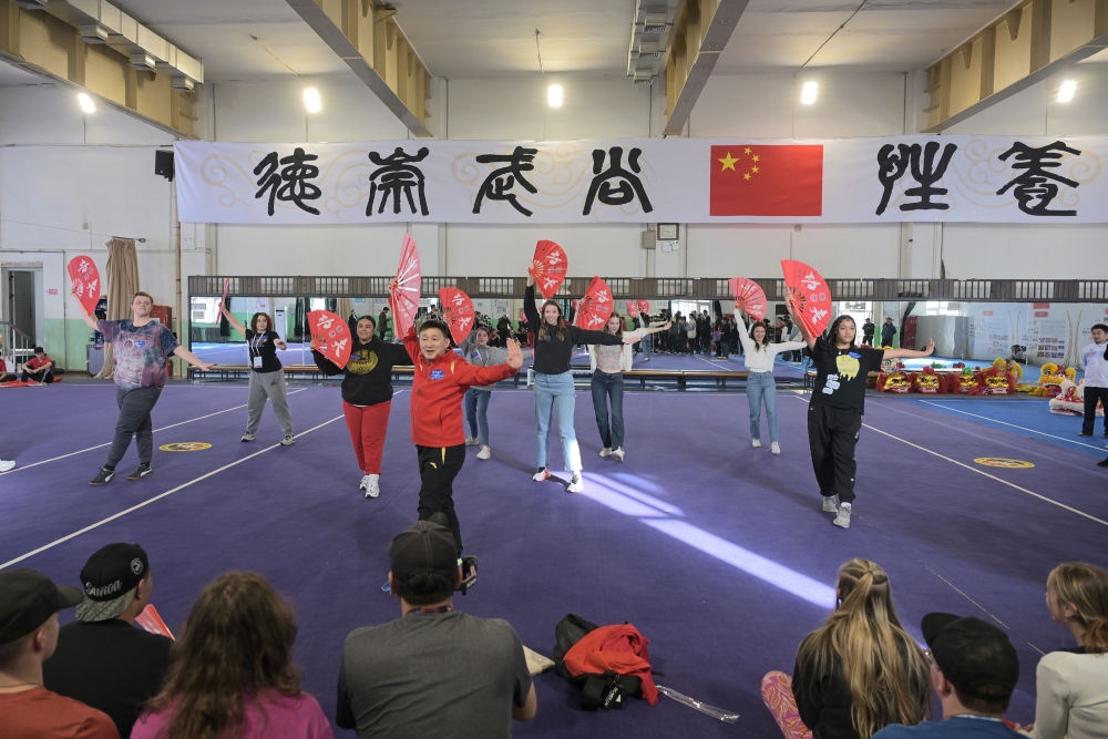 3月19日，美國華盛頓州中學(xué)生代表團(tuán)的成員在首都體育學(xué)院體驗(yàn)功夫扇。新華社記者 李鑫 攝