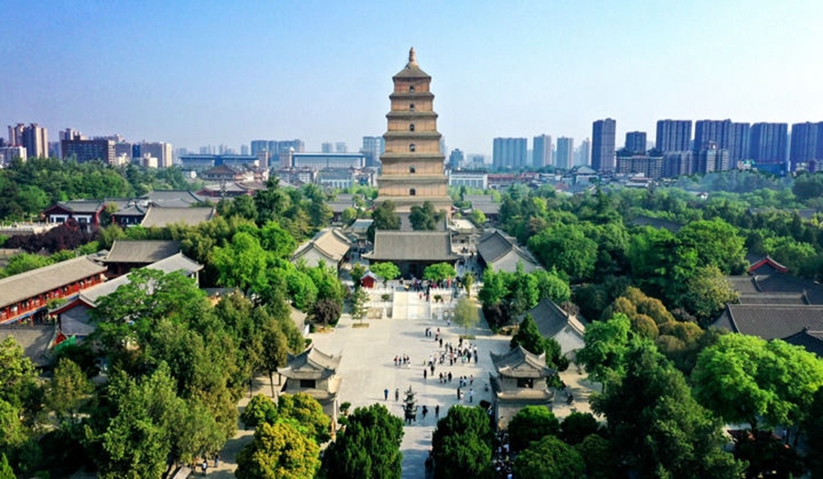  這是2023年4月19日拍攝的西安大雁塔（無人機(jī)照片）。2014年6月，由中國(guó)、哈薩克斯坦和吉爾吉斯斯坦三國(guó)聯(lián)合申報(bào)的“絲綢之路：長(zhǎng)安-天山廊道的路網(wǎng)”成功列入《世界遺產(chǎn)名錄》,成為世界上第一個(gè)以聯(lián)合申報(bào)的形式成功列入世界遺產(chǎn)名錄的絲綢之路項(xiàng)目，也是聯(lián)合國(guó)教科文組織確定的絲綢之路54個(gè)廊道中第一個(gè)成功申遺的項(xiàng)目。新華社記者 劉瀟 攝