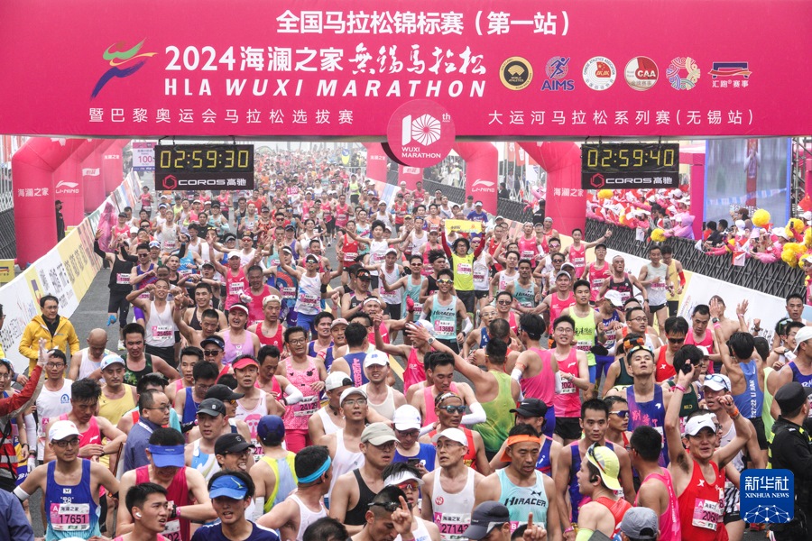 3月24日，參賽選手在3小時(shí)內(nèi)完賽。2024無(wú)錫馬拉松共有3423人“破三”（3小時(shí)內(nèi)完賽），這也創(chuàng)造了國(guó)內(nèi)單場(chǎng)賽事“破三”的新高。新華社記者 楊磊 攝