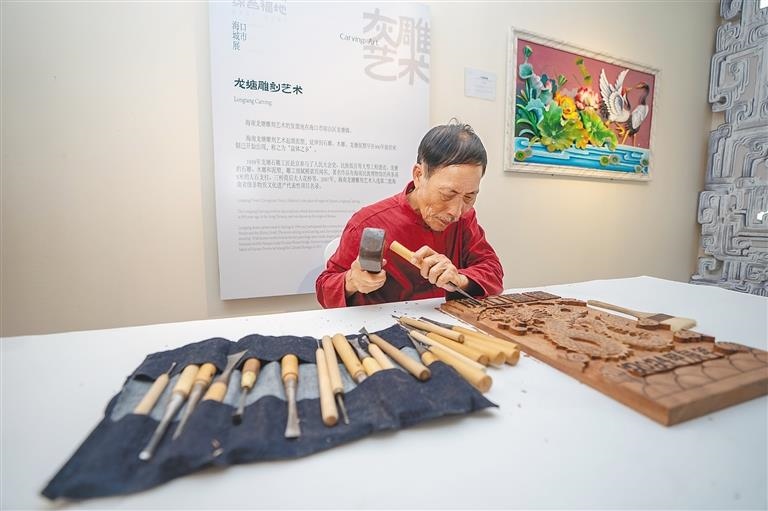 △2024年3月25日，在博鰲東嶼島文化公園海口城市展現(xiàn)場，非遺傳承人展演龍?zhí)恋窨趟囆g(shù)。