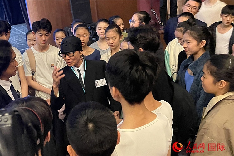 松山芭蕾舞團(tuán)總代表清水哲太郎與中央芭蕾舞團(tuán)舞蹈學(xué)校的學(xué)生們交流。人民網(wǎng)記者 張麗婭攝
