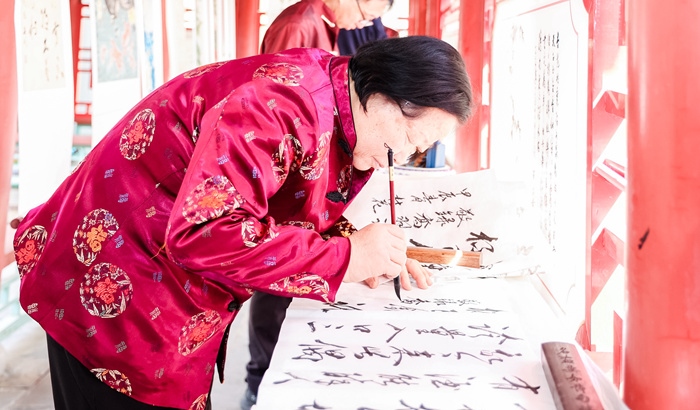 杏花節(jié)書(shū)畫(huà)展上書(shū)法家現(xiàn)場(chǎng)創(chuàng)作。受訪(fǎng)方供圖