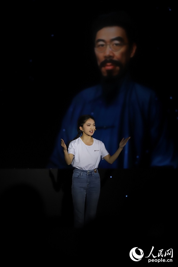 數(shù)字人“聞一多”與青年學(xué)生隔空對(duì)話。人民網(wǎng)記者 李發(fā)興攝