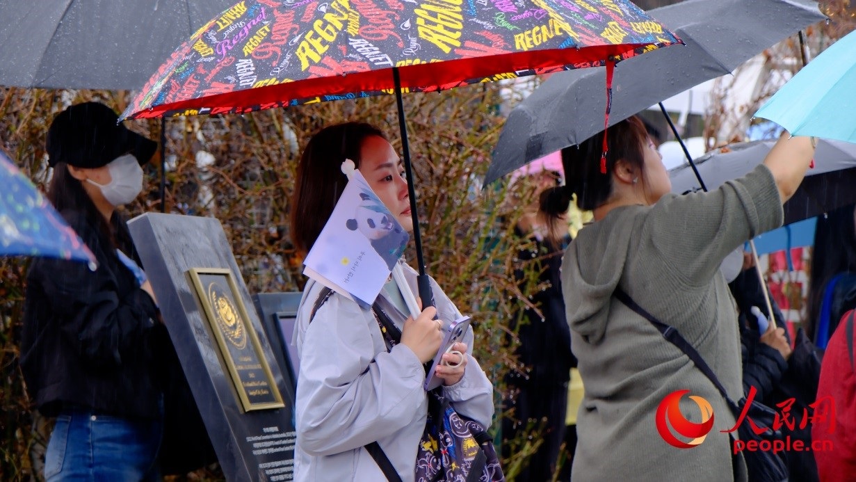 粉絲注視“福寶”車輛，滿眼不舍。 人民網(wǎng) 李帆攝