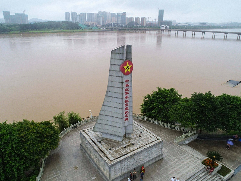 這是位于江西省于都縣的中央紅軍長征出發(fā)紀(jì)念碑。