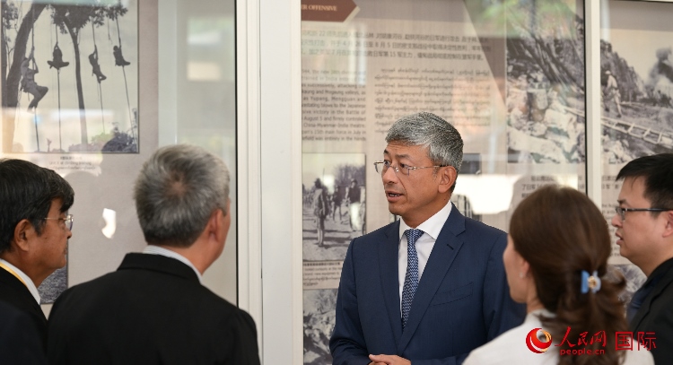 陳海大使了解中國遠征軍紀念館情況。人民網記者 謝佳君攝