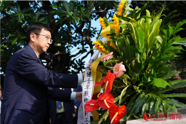 中國駐菲律賓使館周志勇臨時(shí)代辦一行向菲律賓華僑抗日烈士紀(jì)念碑、烈士墓等敬獻(xiàn)花圈。人民網(wǎng)記者 樊帆攝