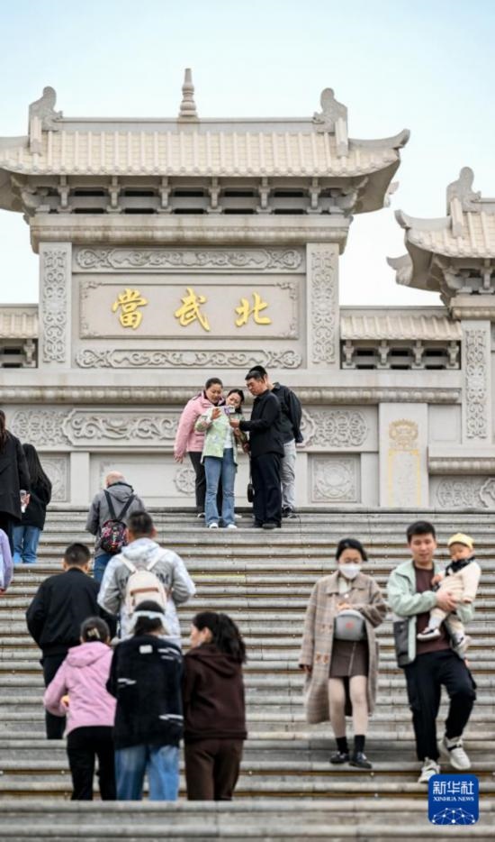 4月5日，游客在寧夏石嘴山市北武當(dāng)生態(tài)旅游區(qū)游玩、拍照。新華社記者 馮開華 攝