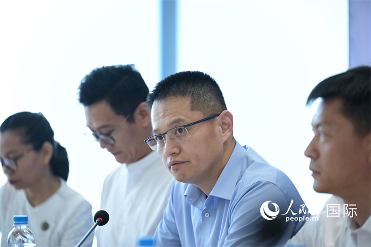 緬甸中國企業(yè)商會(huì)會(huì)長、工商銀行仰光分行行長劉銘介紹有關(guān)情況-人民網(wǎng)記者謝佳君攝