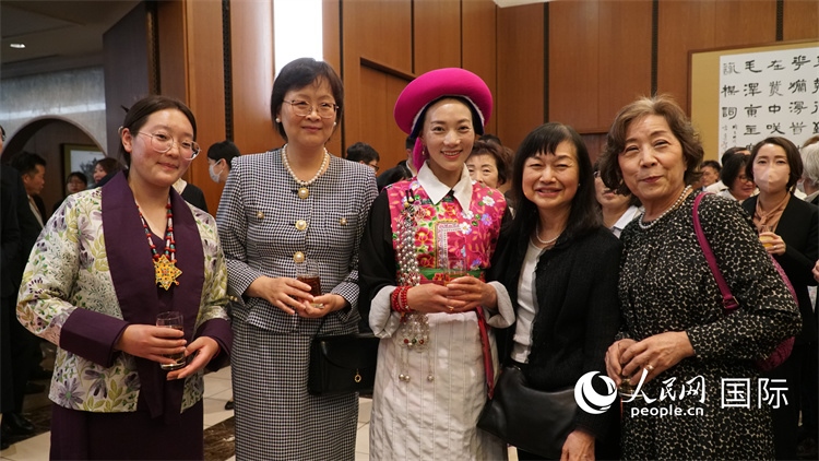 來賓與茨姆等人熱烈交流并合影留念。人民網(wǎng) 蔣曉辰攝
