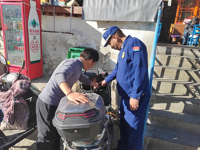 拉薩市消防救援支隊(duì)組織開(kāi)展電動(dòng)自行車消防安全檢查工作。受訪者供圖