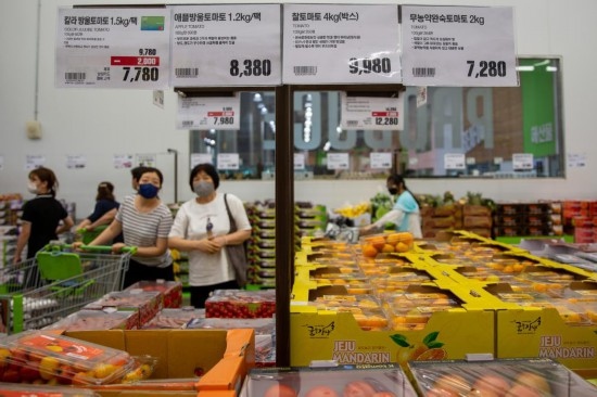 2022年7月9日，人們在韓國高陽市一家超市水果區(qū)購物。新華社記者王益亮攝