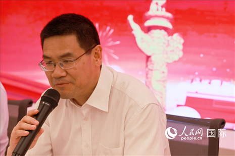 北京海外聯(lián)誼會會長楊晉柏在座談會上致辭。人民網(wǎng)記者 陳海琪攝