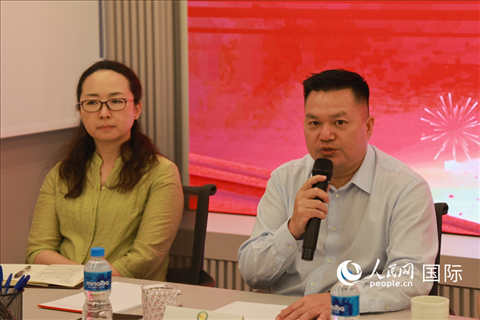 巴西和統(tǒng)會會長張小春（右）在座談會上致辭。人民網(wǎng)記者 陳海琪攝