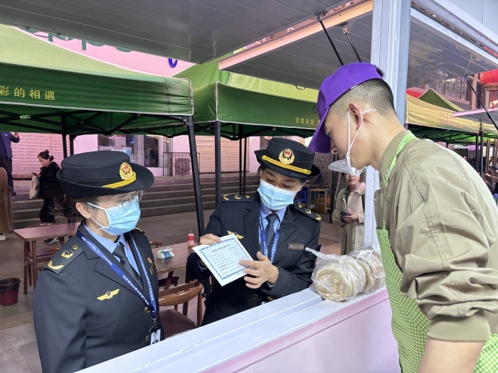 甘肅省天水市麥積區(qū)北道埠街道市場監(jiān)管所為麥積區(qū)步行街開辦的“麻辣燙一條街”提供送證上門服務(wù)。受訪者供圖