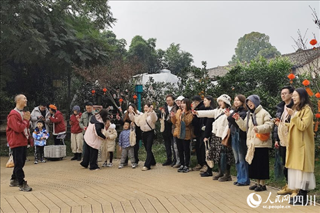 葉科（左一）給前來(lái)參與活動(dòng)的“柑爸柑媽”介紹生態(tài)種植果。人民網(wǎng)記者朱虹攝