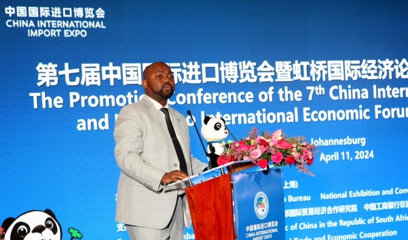 標(biāo)準(zhǔn)銀行集團(tuán)企業(yè)與商業(yè)銀行部國(guó)際貿(mào)易總經(jīng)理武巴致辭。（圖片來(lái)源：中國(guó)國(guó)際進(jìn)口博覽會(huì)官微）