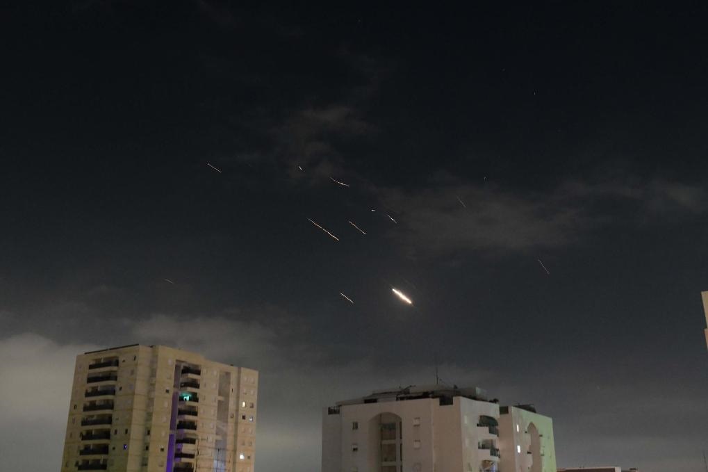 這是4月14日凌晨在以色列特拉維夫上空拍攝的以色列防空系統(tǒng)啟動(dòng)攔截的畫(huà)面。新華社發(fā)（托默·諾伊貝格攝/基尼圖片社）