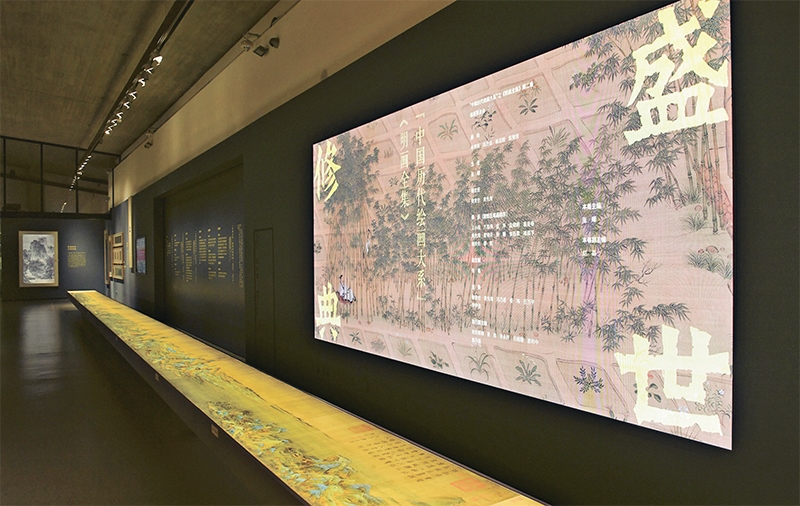 “中國(guó)歷代繪畫大系”，是習(xí)近平總書記親自批準(zhǔn)、高度重視的一項(xiàng)規(guī)模浩大、縱貫歷史、橫跨中外的國(guó)家級(jí)重大文化工程。圖為中國(guó)國(guó)家版本館杭州分館展示的“盛世修典——‘中國(guó)歷代繪畫大系’”收錄的數(shù)字化古畫（2023年5月31日攝）。 新華社記者 翁忻旸/攝