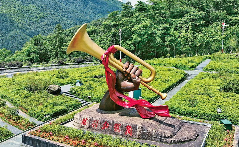 井岡山，是中國(guó)革命的搖籃。圖為2023年6月28日在井岡山拍攝的“勝利的號(hào)角”雕塑。 新華社記者 萬象/攝