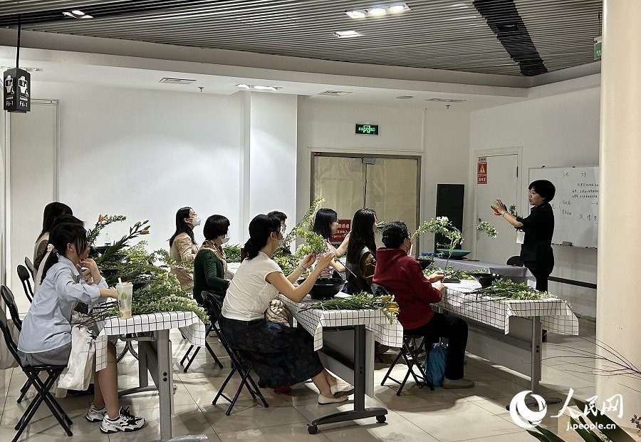 插花體驗(yàn)課。人民網(wǎng) 玄番登史江攝