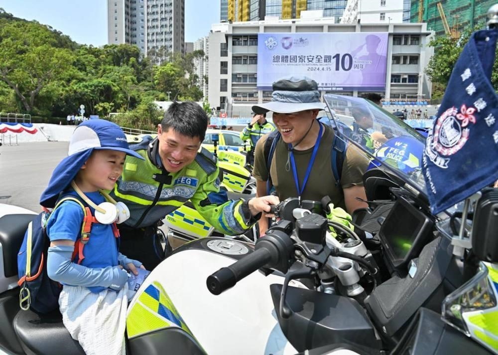 △2024年4月13日，香港特區(qū)政府警務(wù)處舉行“全民國家安全教育日”暨香港警察學(xué)院開放日開幕典禮。這是13日當(dāng)天，警隊(duì)護(hù)送組人員現(xiàn)場向市民介紹其工作。