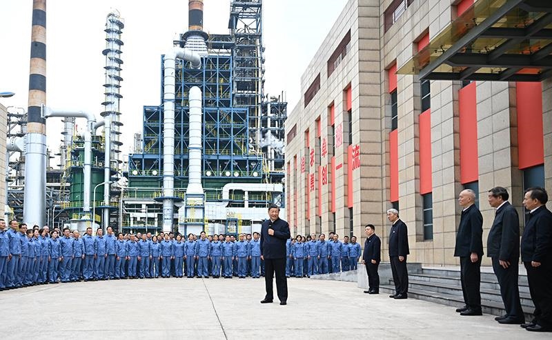 △2023年10月10日，在江西考察的習(xí)近平總書記來到中國石化九江分公司，同企業(yè)員工親切交流。