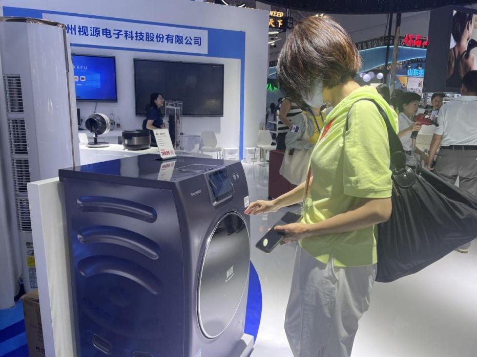 在廣東館展區(qū)內(nèi)，觀展者正在了解家用電器性能。人民網(wǎng)記者 楊迪攝