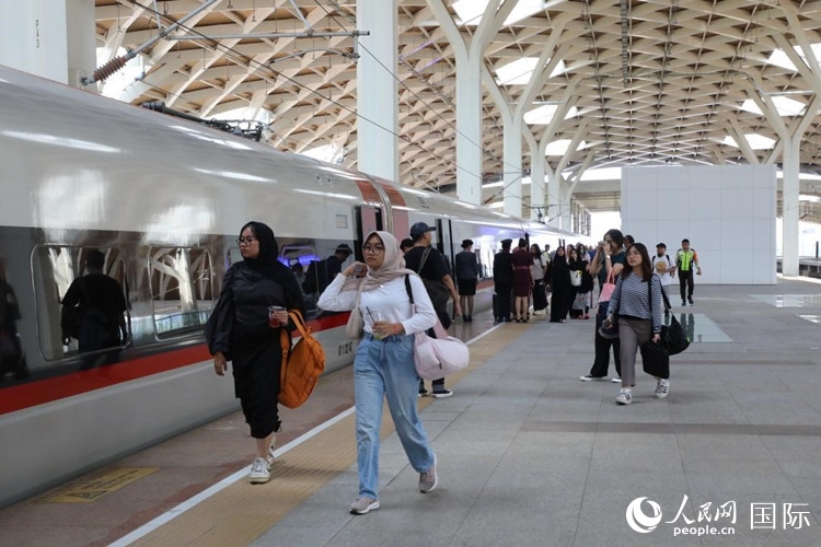 在雅萬高鐵雅加達哈利姆站站臺，乘客準(zhǔn)備登上動車組列車。人民網(wǎng)記者 曹師韻攝