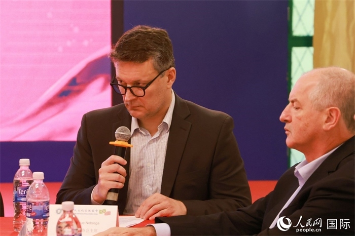 中巴友好協(xié)會(huì)主席恩里克·諾布雷加（左）在座談會(huì)上致辭。人民網(wǎng)記者 陳海琪攝