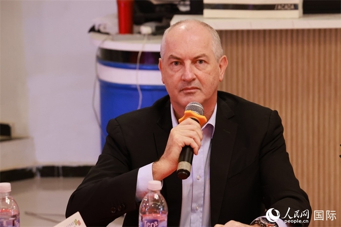 巴西里約大都會(huì)研究所執(zhí)行官西奧·舒克在座談會(huì)上致辭。人民網(wǎng)記者 陳海琪攝
