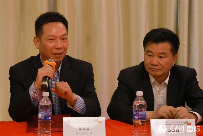 武漢市僑聯(lián)主席徐祥忠（左）在座談會(huì)上致辭。人民網(wǎng)記者 陳海琪攝