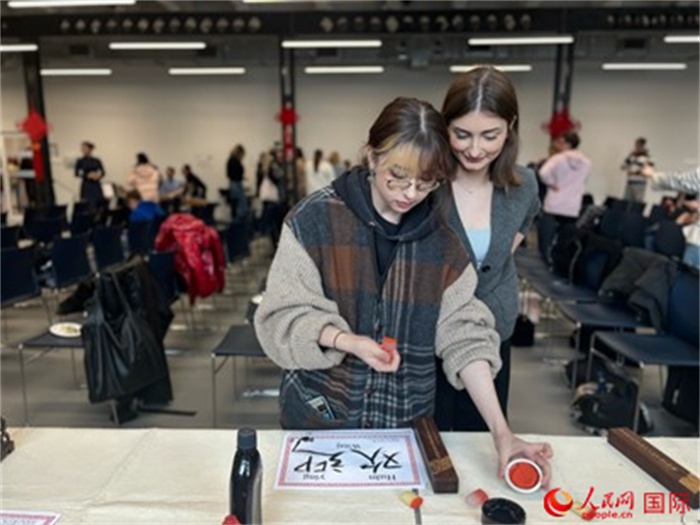 學(xué)生現(xiàn)場體驗中國書法。人民網(wǎng)記者 禹麗敏攝