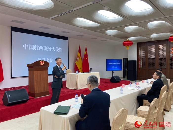 中國駐西班牙大使姚敬在僑界法治講座上致辭。人民網(wǎng)記者 范劍青攝