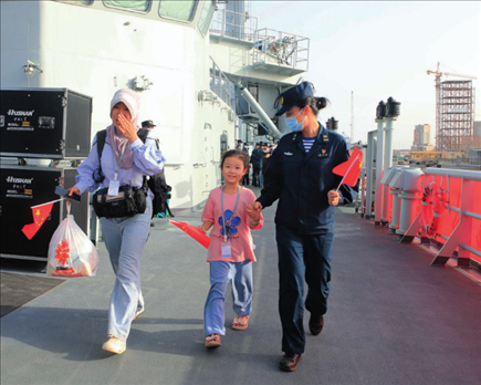 海軍軍艦赴蘇丹緊急撤離我在蘇丹人員。圖為海軍官兵帶領(lǐng)同胞登艦（2023年4月26日攝）。丁家興攝