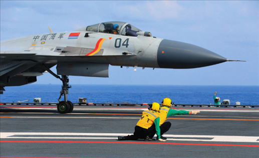 遼寧艦起飛助理作出放飛手勢，殲-15艦載戰(zhàn)斗機起飛（2020年4月攝）。張凱攝