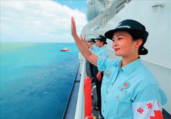 中國海軍“和平方舟”號醫(yī)院船結(jié)束訪問湯加時，任務(wù)官兵中的文職人員向歡送人群揮手告別（2023年8月4日攝）。徐巍攝/本刊