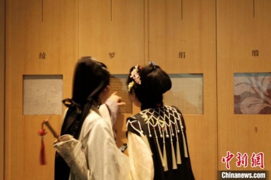 身著漢服的年輕人在中國絲綢博物館里看展。毛瑜 攝