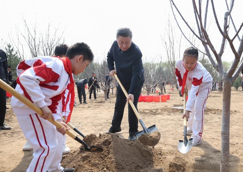 △2024年4月3日，習(xí)近平總書記來到北京市通州區(qū)潞城鎮(zhèn)參加首都義務(wù)植樹活動。