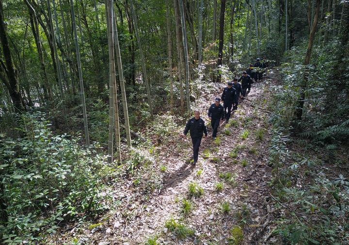 △2022年1月19日，武夷山國家公園護(hù)林員在巡山。