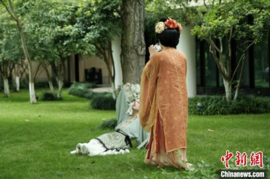 漢服愛好者在中國絲綢博物館里拍攝照片。毛瑜 攝
